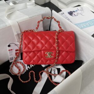 Chanel 23K new handle CF mini made of small sheepskin. The luster and texture of this material are truly excellent. The double C logo decoration with a pale gold buckle is extremely beautiful. For me, the capacity is completely sufficient for daily outings. It has a chain and a handle, which can be carried crossbody or held in hand. It strikes the perfect balance between formality and casualness.