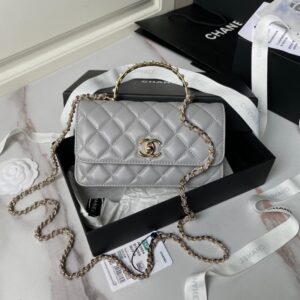 Chane1 Pearl Handle, this handle is inlaid with pearls. It is paired with soft sheepskin, presenting a rich sense of detail. The classic black diamond pattern combined with the chain exudes an elegant and sophisticated vibe. It is extremely beautiful.