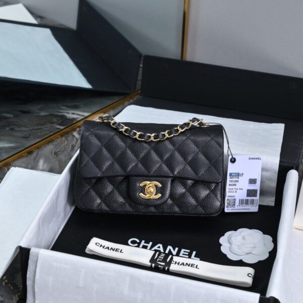 Chanel classic clutch bag, made of top-quality sheepskin, with caviar coating, has a smooth and soft texture, with a luxurious feel that seems to ooze out, and the softness is such that you can even feel the water when pinching it.