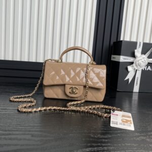 Chane 24K CF mini handle. This design is simply top-notch. It has a cool vibe and is extremely fashionable and versatile. It's highly functional. The leather surface paired with the light gold metal chain creates a very simple and elegant style. Who wouldn't be charmed by it?
