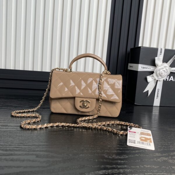 Chane 24K CF mini handle. This design is simply top-notch. It has a cool vibe and is extremely fashionable and versatile. It's highly functional. The leather surface paired with the light gold metal chain creates a very simple and elegant style. Who wouldn't be charmed by it?