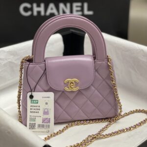 Chane1 24k Kelly Kelly's runway bestseller is here! It's made of imported original leather, truly elegant yet gentle, with a strong French style. The vintage look is simply adorable! It can be carried by hand or slung over your phone, it fits perfectly.