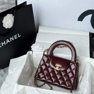 Chanel's fashion is a cycle. The vintage Kelly bag gained fame for its classic handle. By adding a leather loop shoulder strap to the basic design, it broke away from tradition and became more casual and convenient.