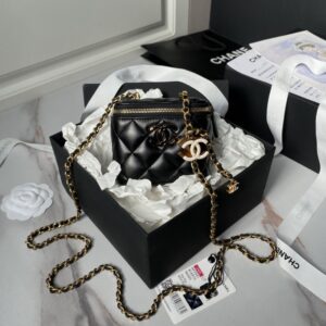 Chanel 24A - New Makeup Bag. Compact and extremely exquisite. The high-end enamel logo and the double C adjustable buckle are the highlights. I'm increasingly fond of this makeup bag. It looks stunning when carried around. It can make you look stunning no matter what you pair it with.