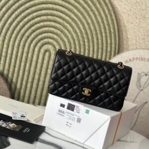 Chanel CF Classic Flap in black and gold, silver. With the chip version and imported Haas original，pattern from France. The texture and color of the grains are considered the ultimate in the world. This is a ten-year pure handmade classic model. The front flap and the lining of the bag have a perfect fit. The diamond pattern on the bag edge is exactly 12. Striving for excellence, this presents the charm for you！ In terms of versatility， the CF classic model is truly the best.