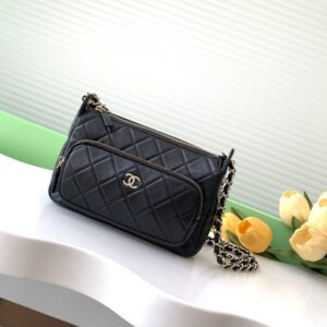 Chanel 25 Cruise | Camera Bag This bag can become a stylish accessory. Its capacity is quite impressive, capable of holding hand cream, tissues, wet wipes, lipstick, car keys, home keys, medicine, mobile phones, and even more. The front pocket can accommodate an iPhone 15 or a larger-sized phone. Although it is made of pleated sheepskin, there are no noticeable wrinkles.